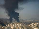 Columnas de humo se elevan desde una instalación petrolera en Fujairah, Emiratos Árabes Unidos, el 14 de marzo de 2026.