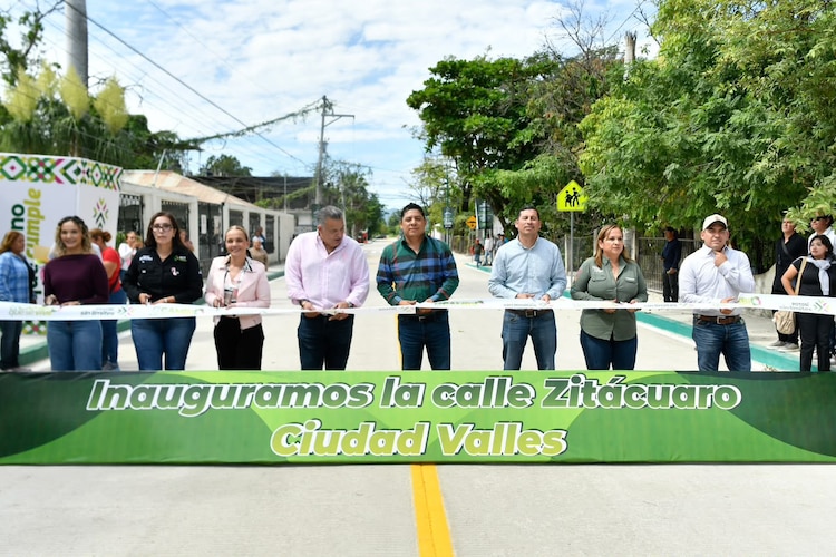 El gobernador Ricardo Gallardo Cardona entregó la pavimentación de la calle Zitácuaro.