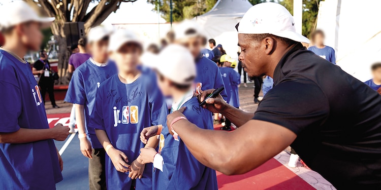Niños en el NBA Cares 2025.