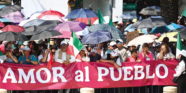 MILES de ciudadanos se reúnen desde
temprana hora para festejar el evento