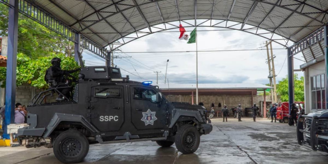 La intervención militar y policiaca para revisar el armamento y las patrullas se realizó dentro de la Comisaría de Seguridad Pública Municipal en Juchitán de Zaragoza, Oaxaca.