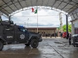 La intervención militar y policiaca para revisar el armamento y las patrullas se realizó dentro de la Comisaría de Seguridad Pública Municipal en Juchitán de Zaragoza, Oaxaca.