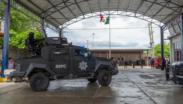 La intervención militar y policiaca para revisar el armamento y las patrullas se realizó dentro de la Comisaría de Seguridad Pública Municipal en Juchitán de Zaragoza, Oaxaca.