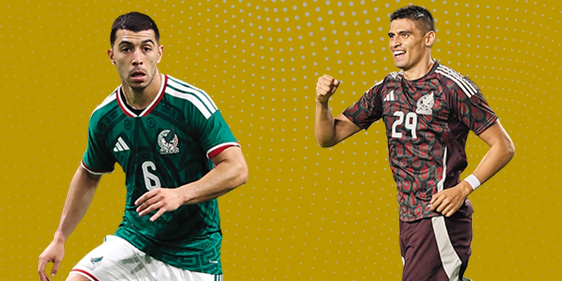En la imagen, los futbolistas, Erik Lira, mediocampista de México y Guillermo Martínez, delantero de México