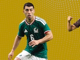 En la imagen, los futbolistas, Erik Lira, mediocampista de México y Guillermo Martínez, delantero de México