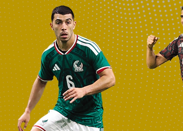 En la imagen, los futbolistas, Erik Lira, mediocampista de México y Guillermo Martínez, delantero de México