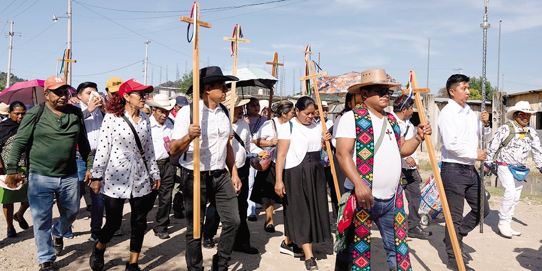 EL DOMINGO pasado, decenas de personas participaron en una peregrinación por el
agua, en Teopisca, como parte de un ritual dedicado al recurso y a la Madre Tierra.