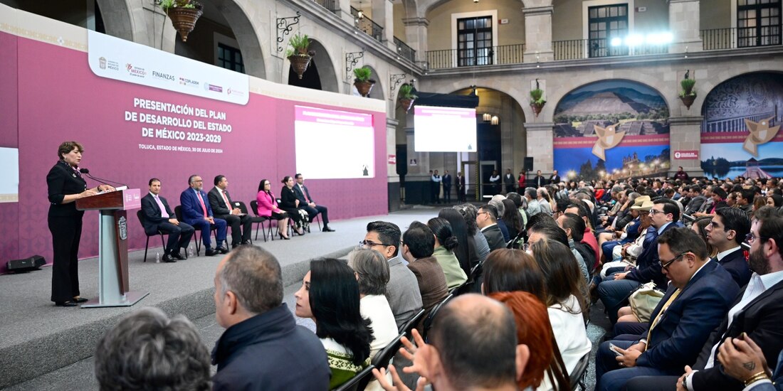 La gobernadora Delfina Gómez, ayer, en la presentación del plan.