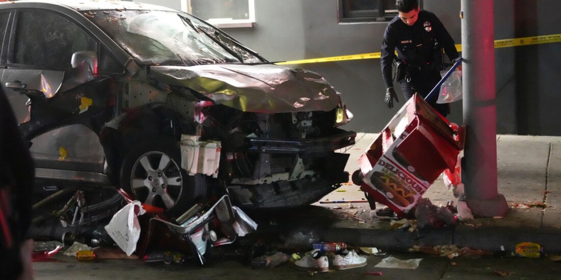 Un vehículo embistió a una multitud en Los Ángeles; deja al menos 30 heridos.