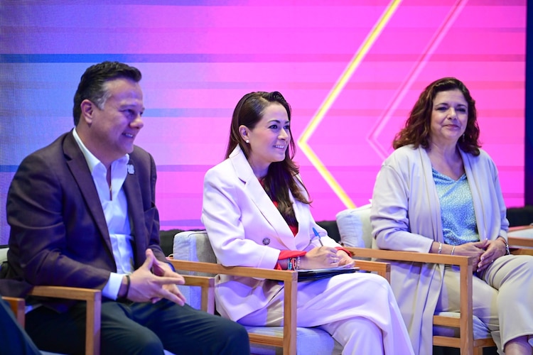 Representantes de la OCDE y del Gobierno del Estado presentan la nueva plataforma para acelerar trámites empresariales.