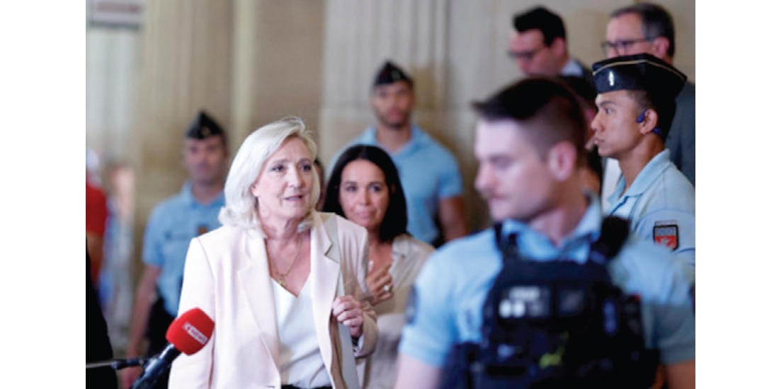 Marine Le Pen, líder francesa de ultraderecha, sale de un juzgado de París, el 7 de julio.