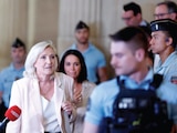 Marine Le Pen, líder francesa de ultraderecha, sale de un juzgado de París, el 7 de julio.