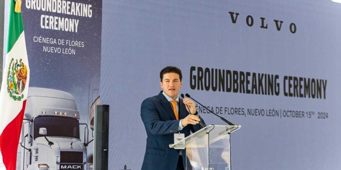 Samuel García, gobernador de Nuevo León, celebra el inicio de la planta Volvo Trucks y Mack; destaca la confianza en el estado como centro industrial clave.
