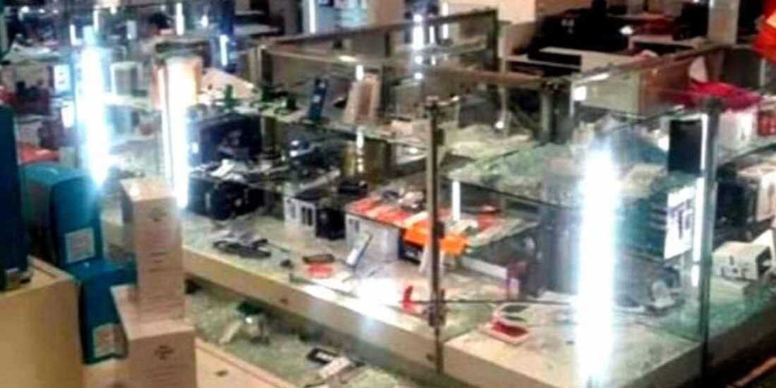 Ladrones rompen vitrinas de Sanborns Perinorte y sustraen artículos de valor