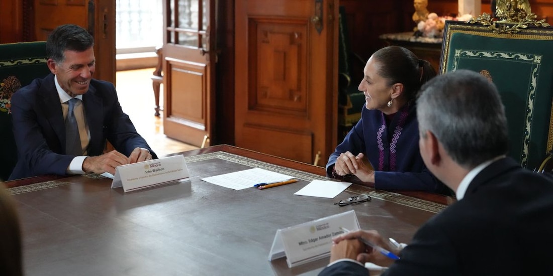 Sheinbaum recibe a John E. Waldron de Goldman Sachs