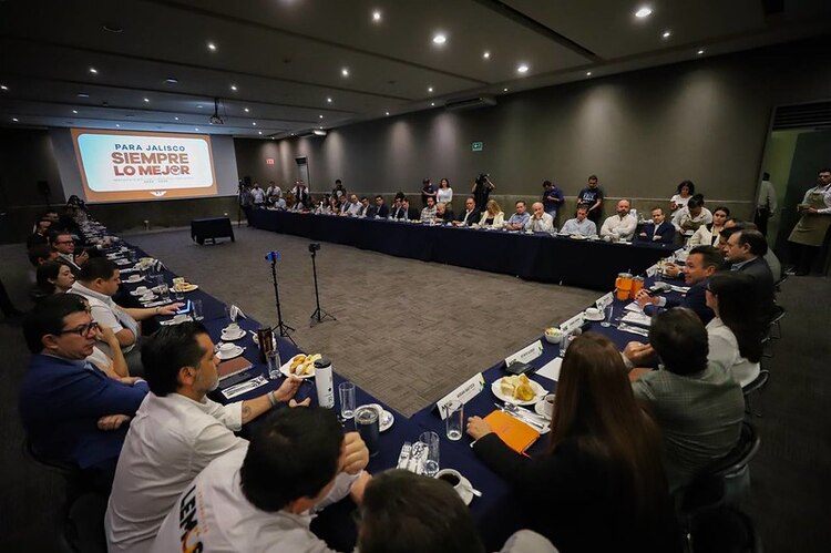 Además de sus propuestas para el sector notarial, Lemus Navarro dialogó con integrantes de la asociación Mil x Zapopan, abordó temas de desarrollo económico, infraestructura, movilidad y seguridad