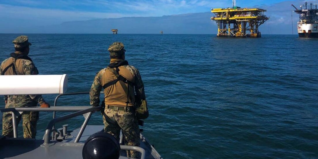 Elementos de la Marina vigilan instalaciones petroleras.