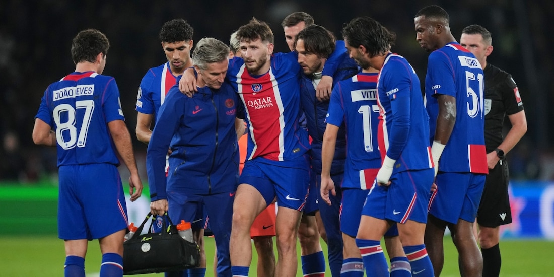 Khvicha Kvaratskhelia sale lesionado en el duelo entre el PSG y el Barcelona en la Champions League