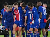 Khvicha Kvaratskhelia sale lesionado en el duelo entre el PSG y el Barcelona en la Champions League