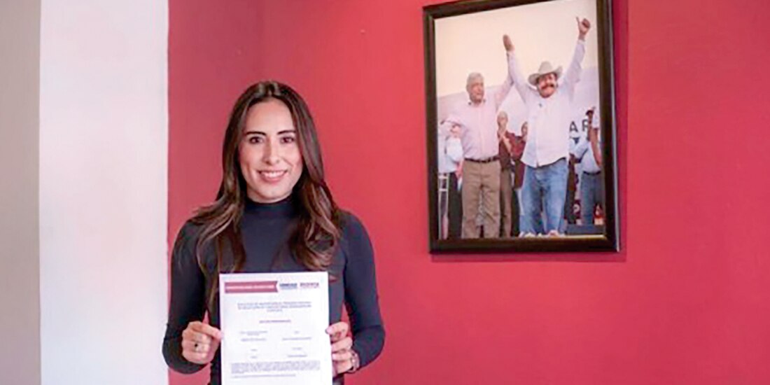 Cecilia Guadiana muestra su folio que la acredita como contendiente, ayer.