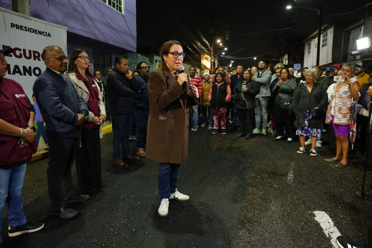 Servidores públicos y habitantes de Ecatepec celebran la rehabilitación integral de 250 metros lineales de calle.