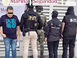 Autoridades federales presentan al objetivo detenido en Yucatán, ayer.