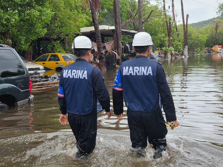 Personal naval realiza recorridos de supervisión en las zonas costeras afectadas por el huracán.
