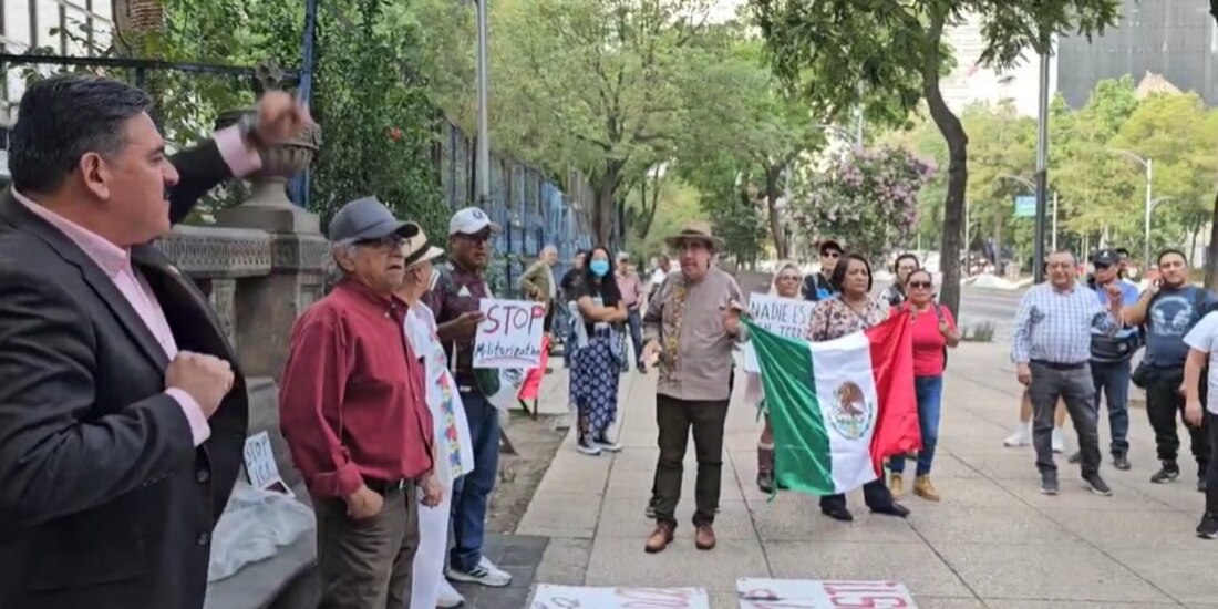 Manifestantes denunciaron en Ciudad de México los operativos de ICE contra migrantes mexicanos en California, acusando al gobierno de EU de racismo y xenofobia.
