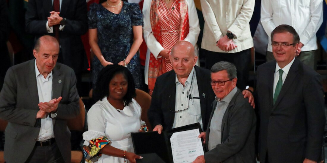 Representantes del gobierno y el ELN muestran ayer los acuerdos de paz, acompañados del canciller Ebrard (der.).