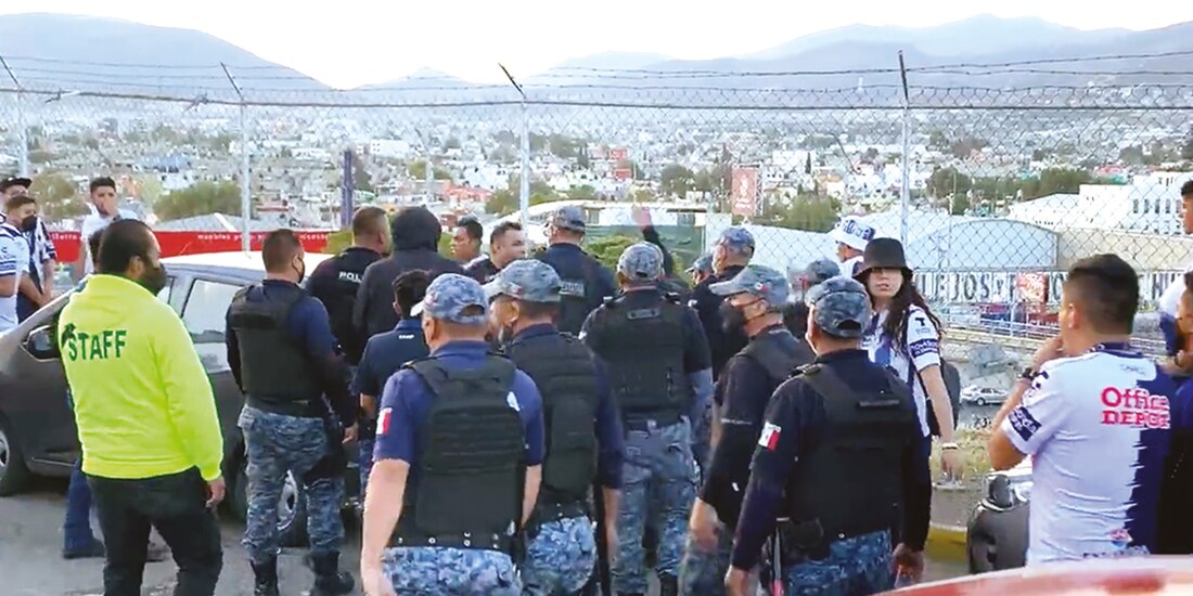 Aficionados de futbol se enfrentaron a las afueras del Estadio Hidalgo, el sábado pasado.