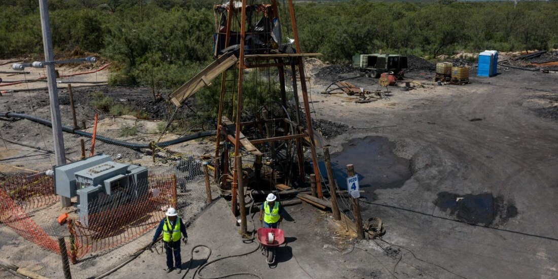 Trabajos para rescatar a 10 obreros atrapados al interior de la mina "El Pinabete", en Coahuila.