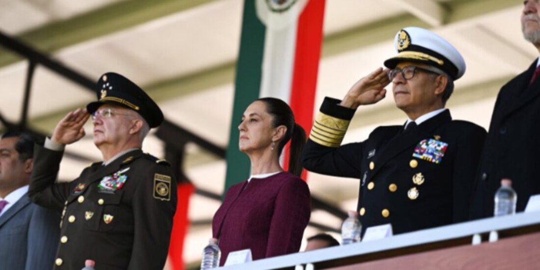 De izq. a der: el secretario de la Defensa, Ricardo Trevilla Trejo; la Presidenta, Claudia Sheinbaum Pardo, y el secretario de Marina, Raymundo Pedro Morales, ayer