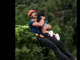 VIDEO: Hombre salta del bungee con su hija de 2 años en brazos