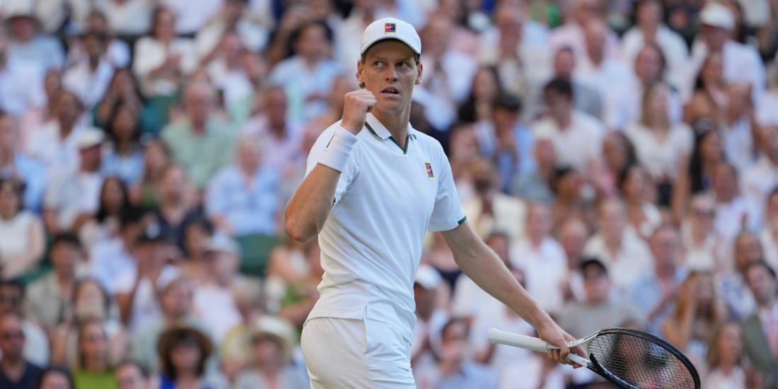 Jannik Sinner festeja uno de sus puntos frente a Alexander Zverev.