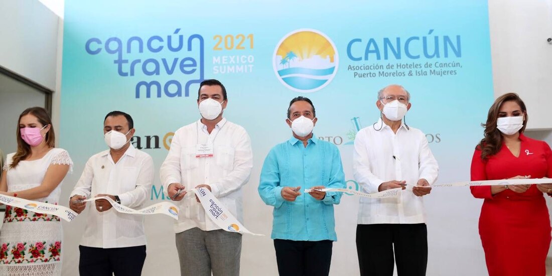 El gobernador Carlos Joaquín durante la inauguración de la XXXIII edición del Cancún Travel Mart México Summit 2021.