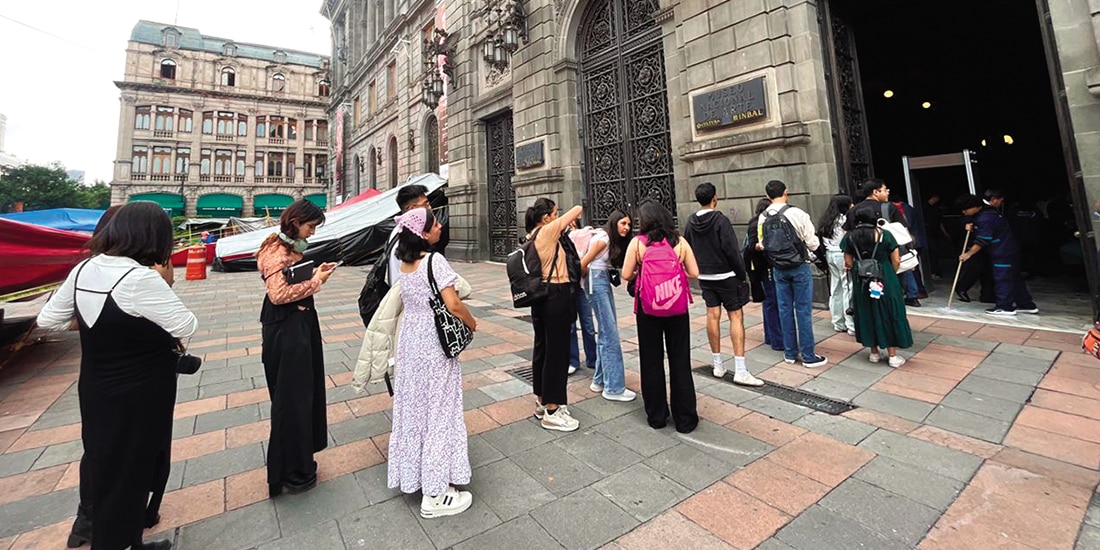 Visitantes, ayer, antes de ingresar al Museo Nacional de Arte.