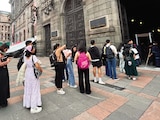Visitantes, ayer, antes de ingresar al Museo Nacional de Arte.