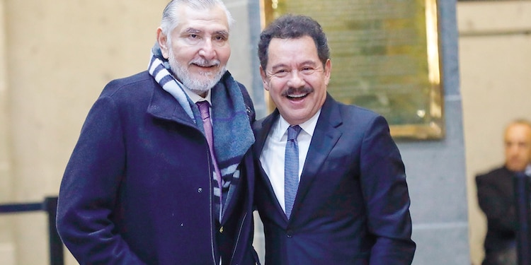 Los senadores Adán Augusto López Hernández e Ignacio Mier Velasco, el lunes, en la reunión plenaria de Morena en la casona de Xicoténcatl.