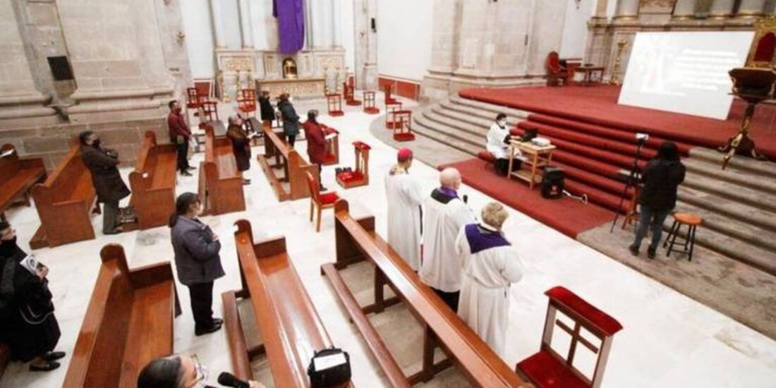 Las imágenes y figuras en la iglesia se cubren con mantos morados en Semana Santa.