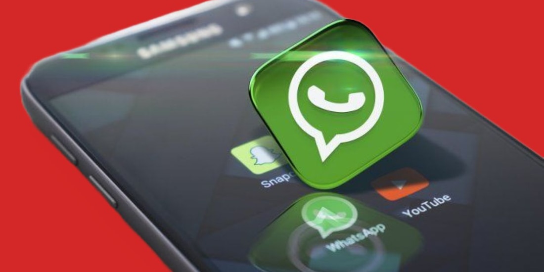 Para saber si alguien te tiene registrado entre sus contactos tienes que hacer una lista de difusión.