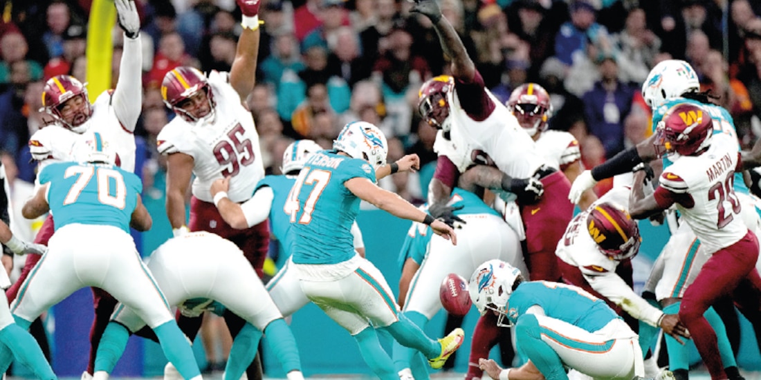 Riley Patterson patea un gol de campo, ayer.