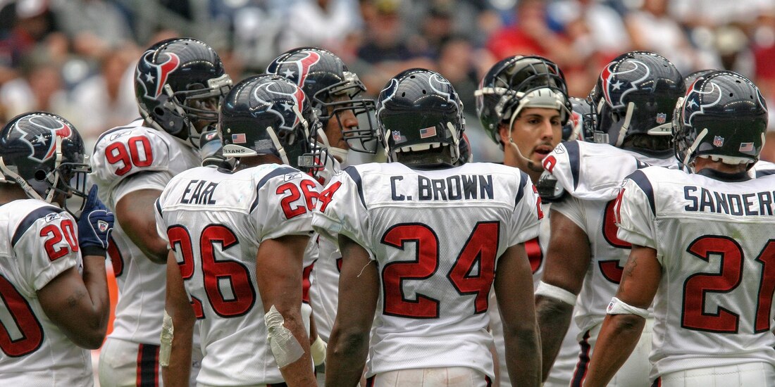 Equipo de football organizando la siguiente jugada.