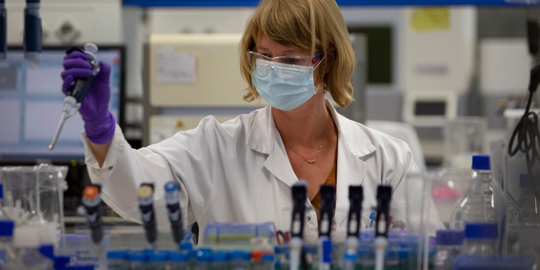 Una empleada del laboratorio realiza pruebas en el marco de la búsqueda de una vacuna contra el coronavirus, el 17 de junio del 2020 en Bélgica.