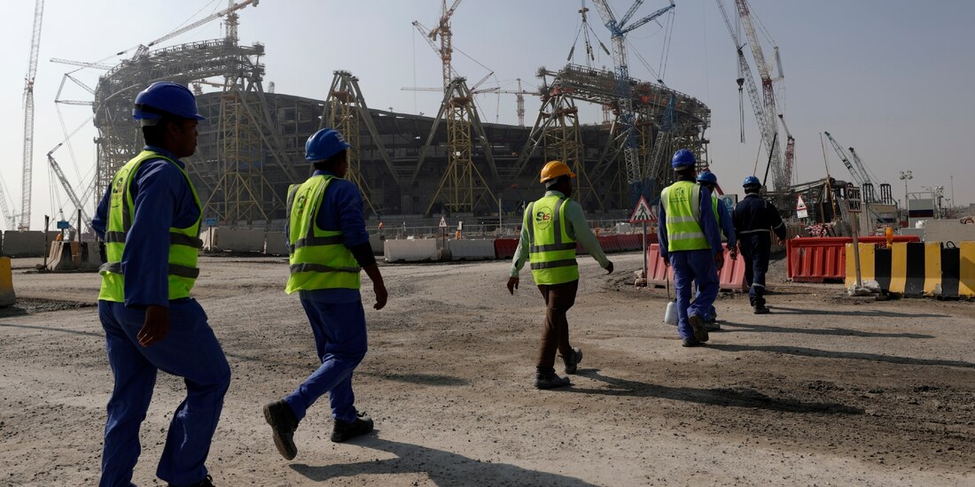 Un grupo de trabajadores avanza hacia el estadio Lusail en Qatar, el viernes 20 de diciembre de 2019