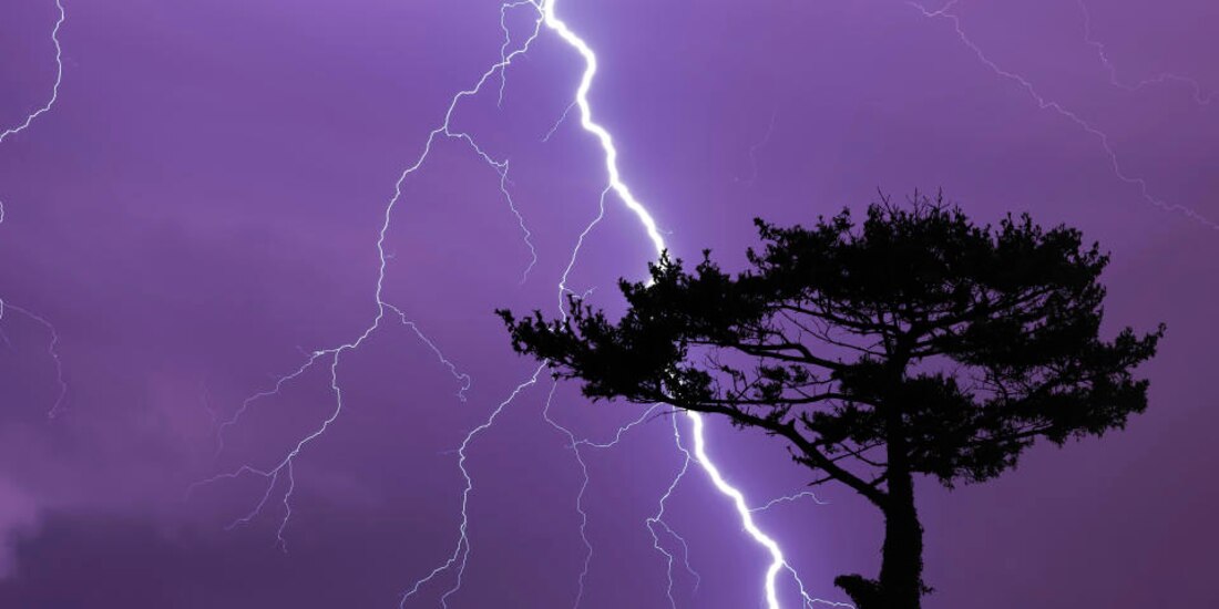 Padre e hijo murieron al ser alcanzados por un rayo mientras se resguardaban de la lluvia