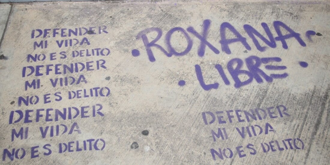 Activistas realizaron ayer pintas con el nombre de Roxana afuera de los juzgados, en el Edomex.