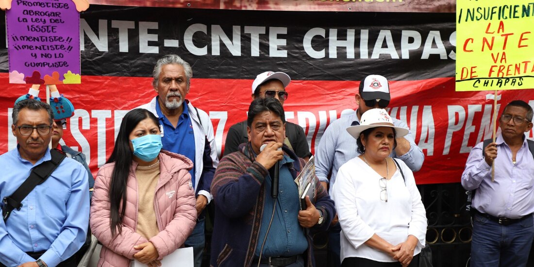 Pedro Hernández (c.), secretario de la sección 9 de la CNTE, en mitin previo a entrar a la reunión en Segob, ayer.
