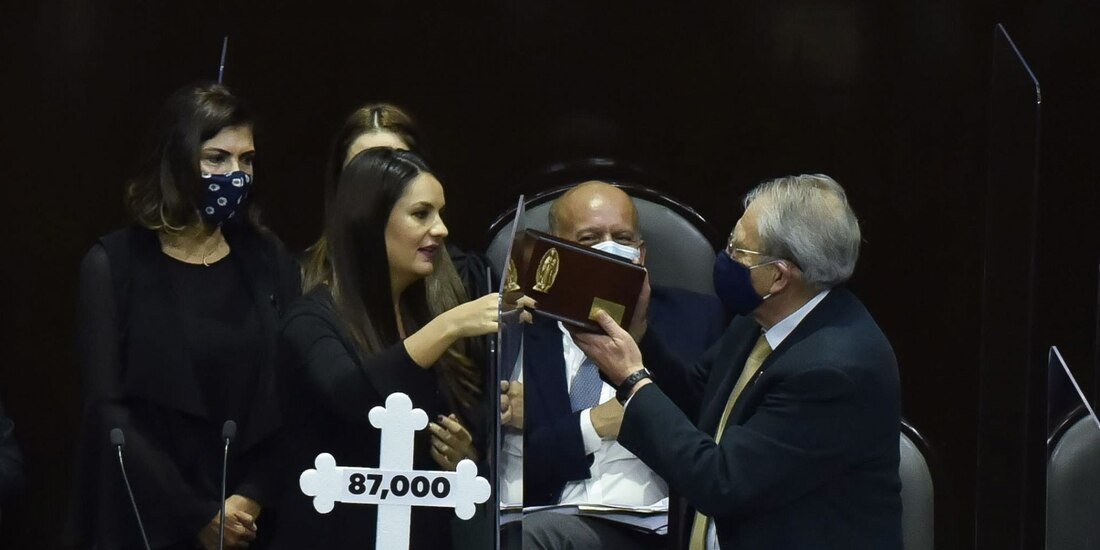 Jorge Alcocer Varela, secretario de Salud, recibe una urna de cenizas en protesta por las muertes de COVID-19