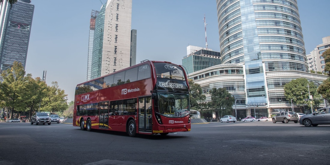 Una unidad del Metrobús de la Línea 7, que circula sobre Paseo de la Reforma.