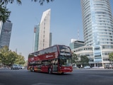 Una unidad del Metrobús de la Línea 7, que circula sobre Paseo de la Reforma.